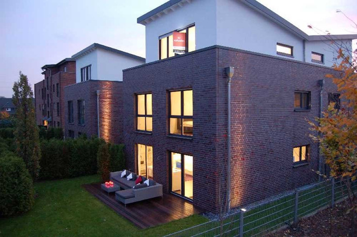 Buy Terrace house in Mörs-Schwafheim - vero´s pur & smart, Jan-Hus-Straße 2-16