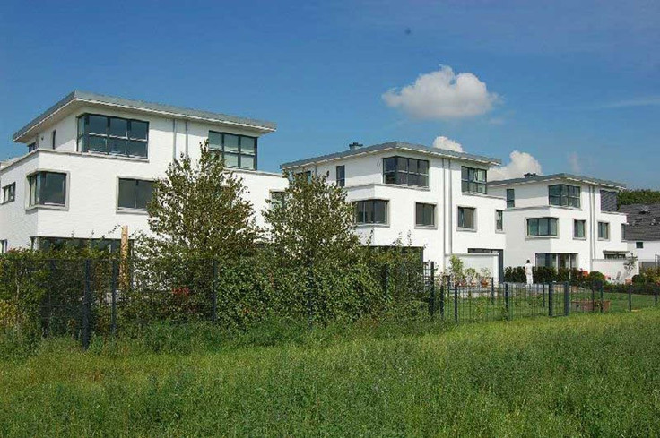 Buy Semi-detached house in Dusseldorf-Kaiserswerth - Weisse Villenzeile Kaiserswerth, Leuchtenberger Kirchweg 28-51