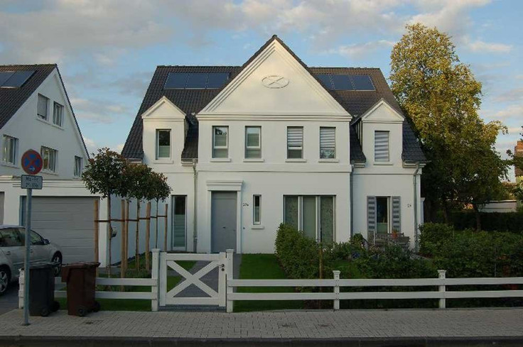 Buy Detached house in Krefeld-Bockum - Weisse Villenzeile am Blumenviertel, Sollbrüggenstrasse 29-31a