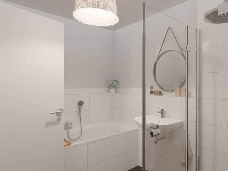Modern gefliestes Badezimmer mit bodengleicher Dusche