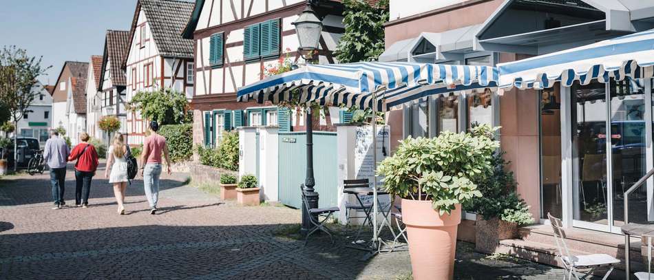 Genießen Sie Ihren Espresso in der malerischen Fußgängerzone