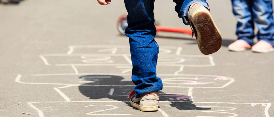 Kinder spielen unbeschwert