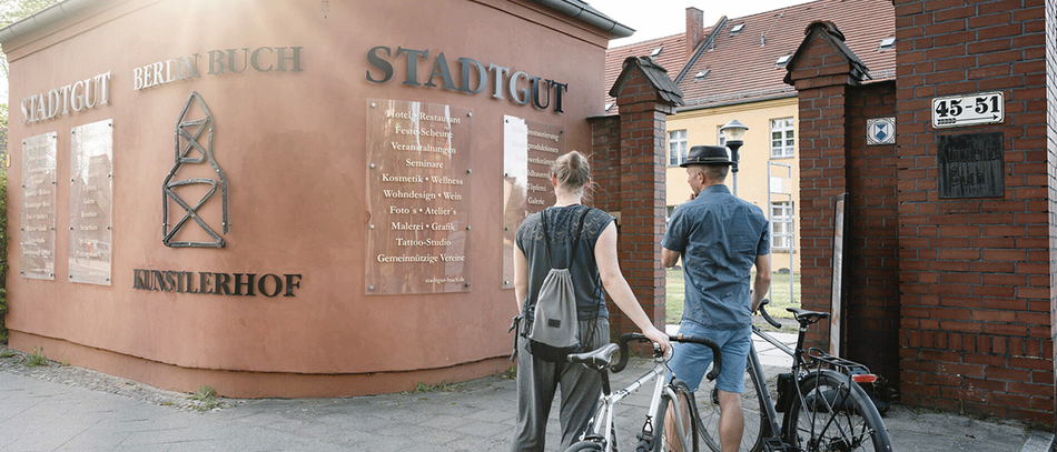 Das Stadtgut Berlin-Buch mit reizvollem Ambiente liegt nur 2km entfernt